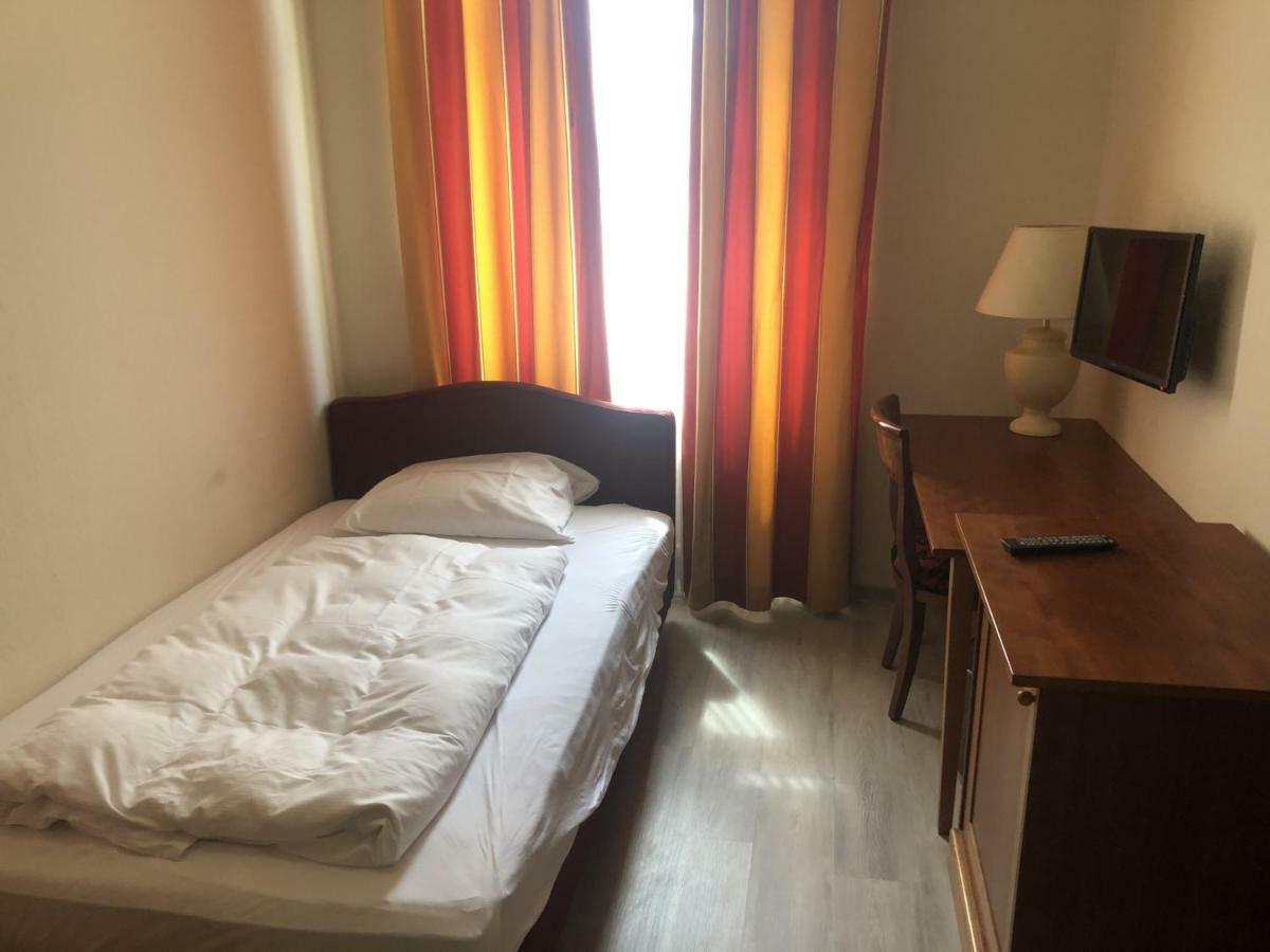 Hotel-Events Adlerpalast リュッセルスハイム エクステリア 写真