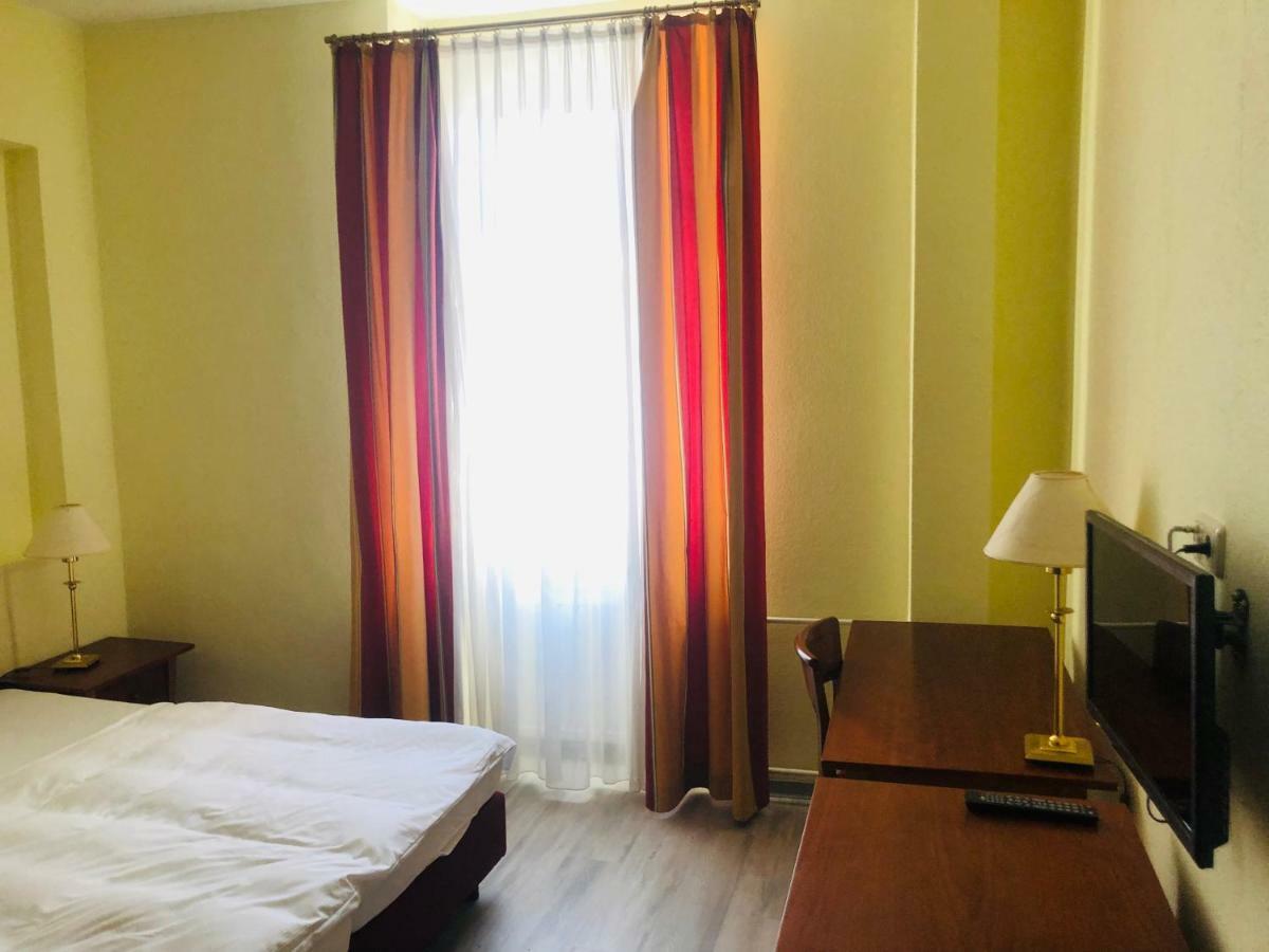 Hotel-Events Adlerpalast リュッセルスハイム エクステリア 写真