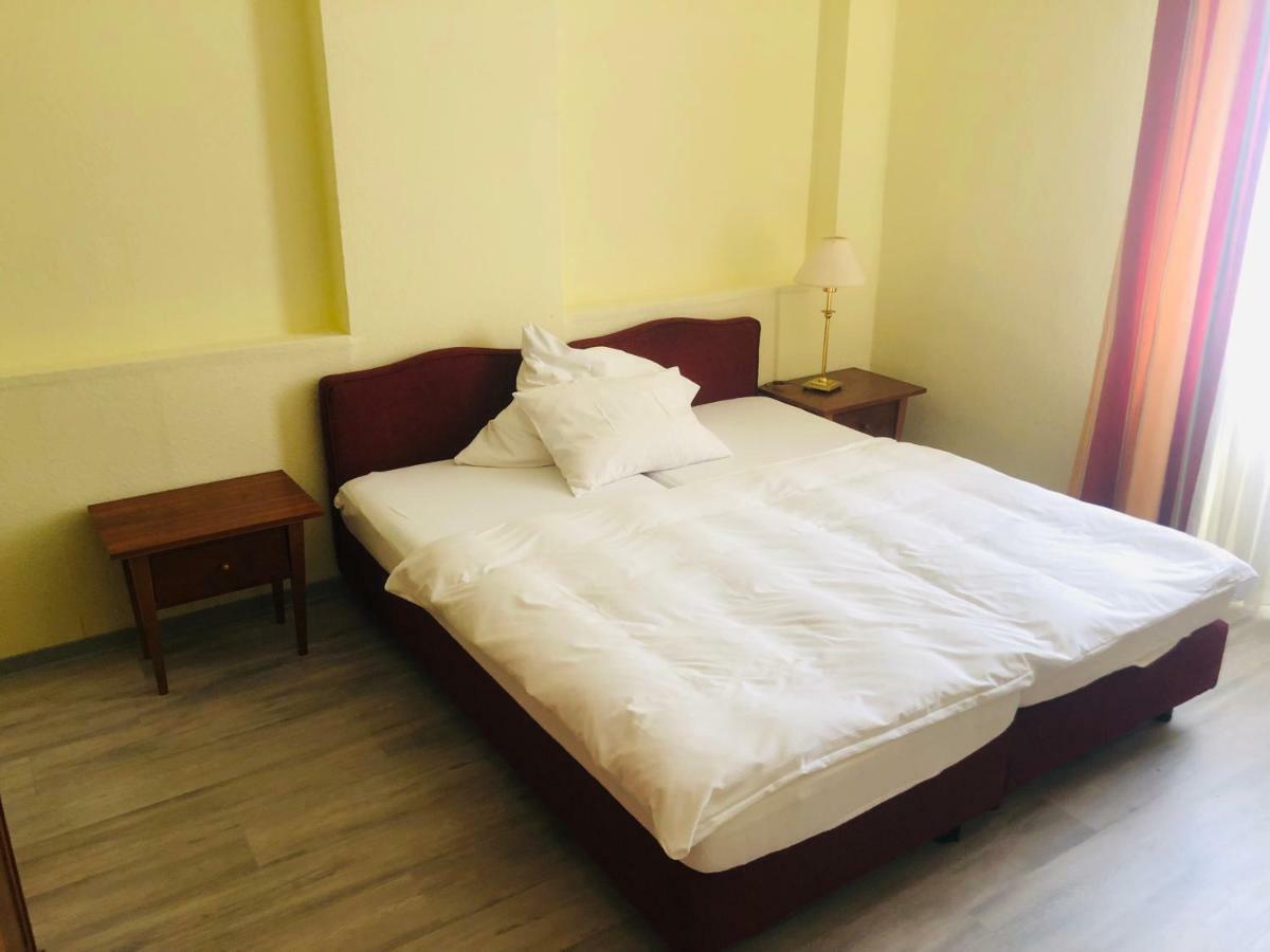 Hotel-Events Adlerpalast リュッセルスハイム エクステリア 写真