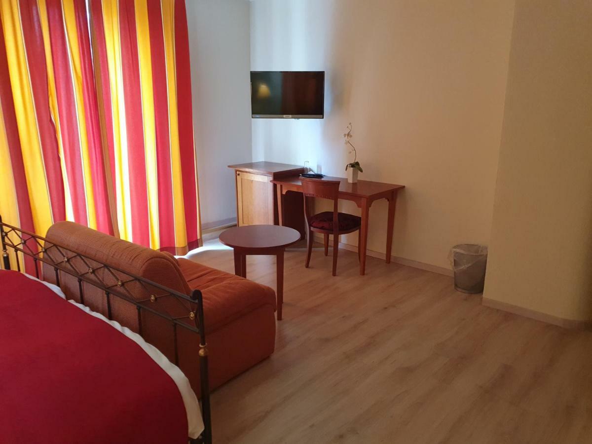 Hotel-Events Adlerpalast リュッセルスハイム エクステリア 写真