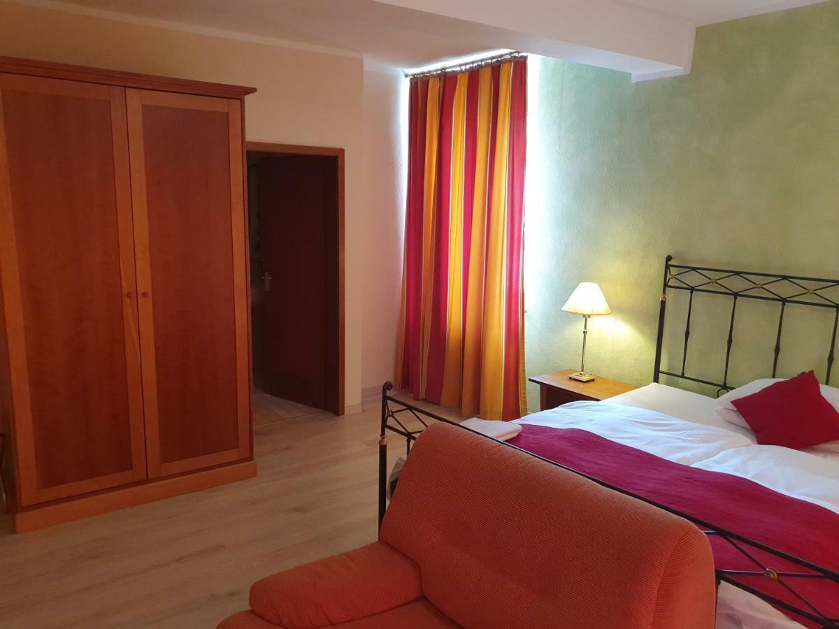 Hotel-Events Adlerpalast リュッセルスハイム エクステリア 写真