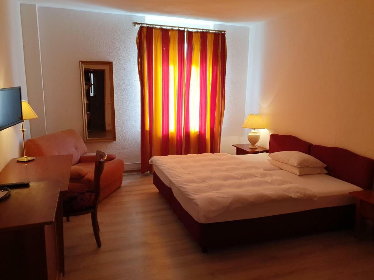 Hotel-Events Adlerpalast リュッセルスハイム エクステリア 写真