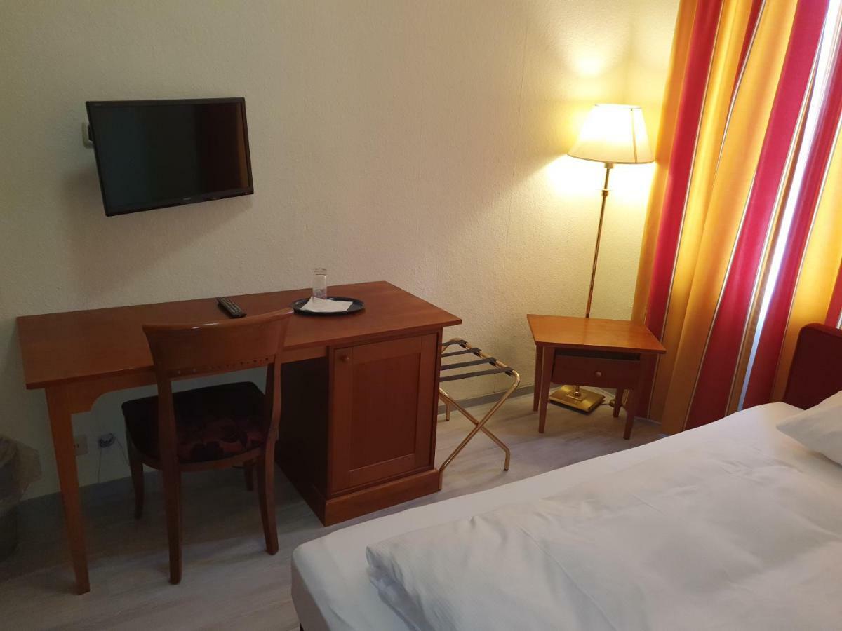 Hotel-Events Adlerpalast リュッセルスハイム エクステリア 写真