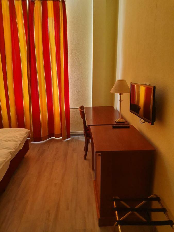Hotel-Events Adlerpalast リュッセルスハイム エクステリア 写真