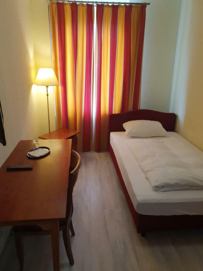 Hotel-Events Adlerpalast リュッセルスハイム エクステリア 写真