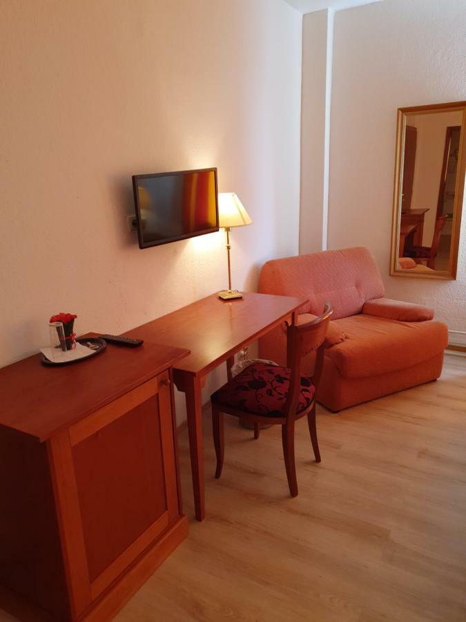 Hotel-Events Adlerpalast リュッセルスハイム エクステリア 写真