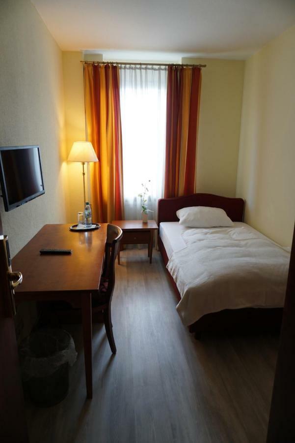 Hotel-Events Adlerpalast リュッセルスハイム エクステリア 写真