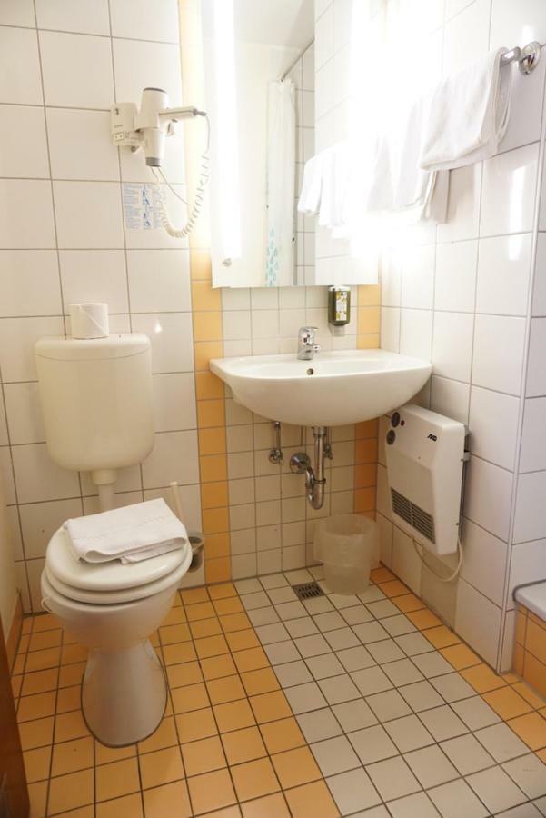 Hotel-Events Adlerpalast リュッセルスハイム エクステリア 写真