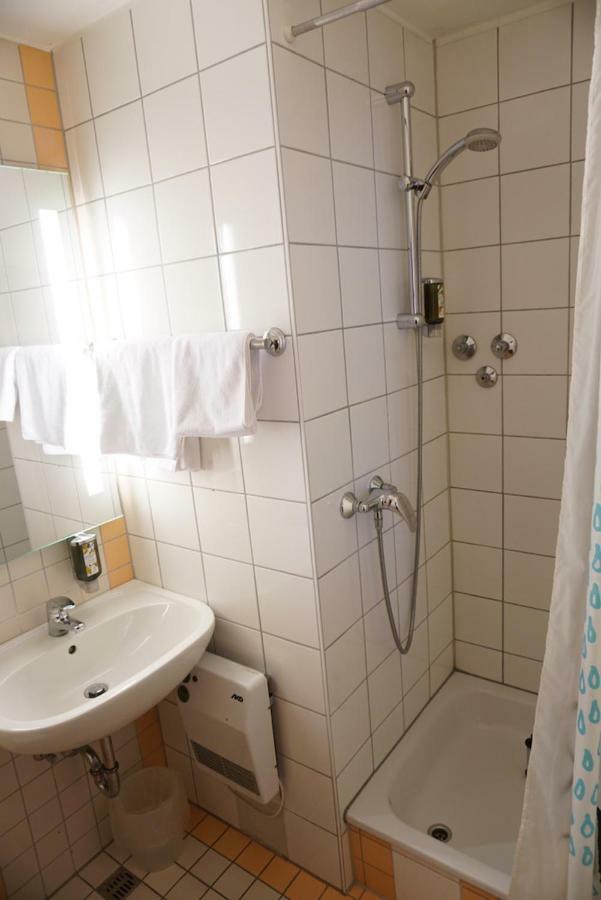 Hotel-Events Adlerpalast リュッセルスハイム エクステリア 写真