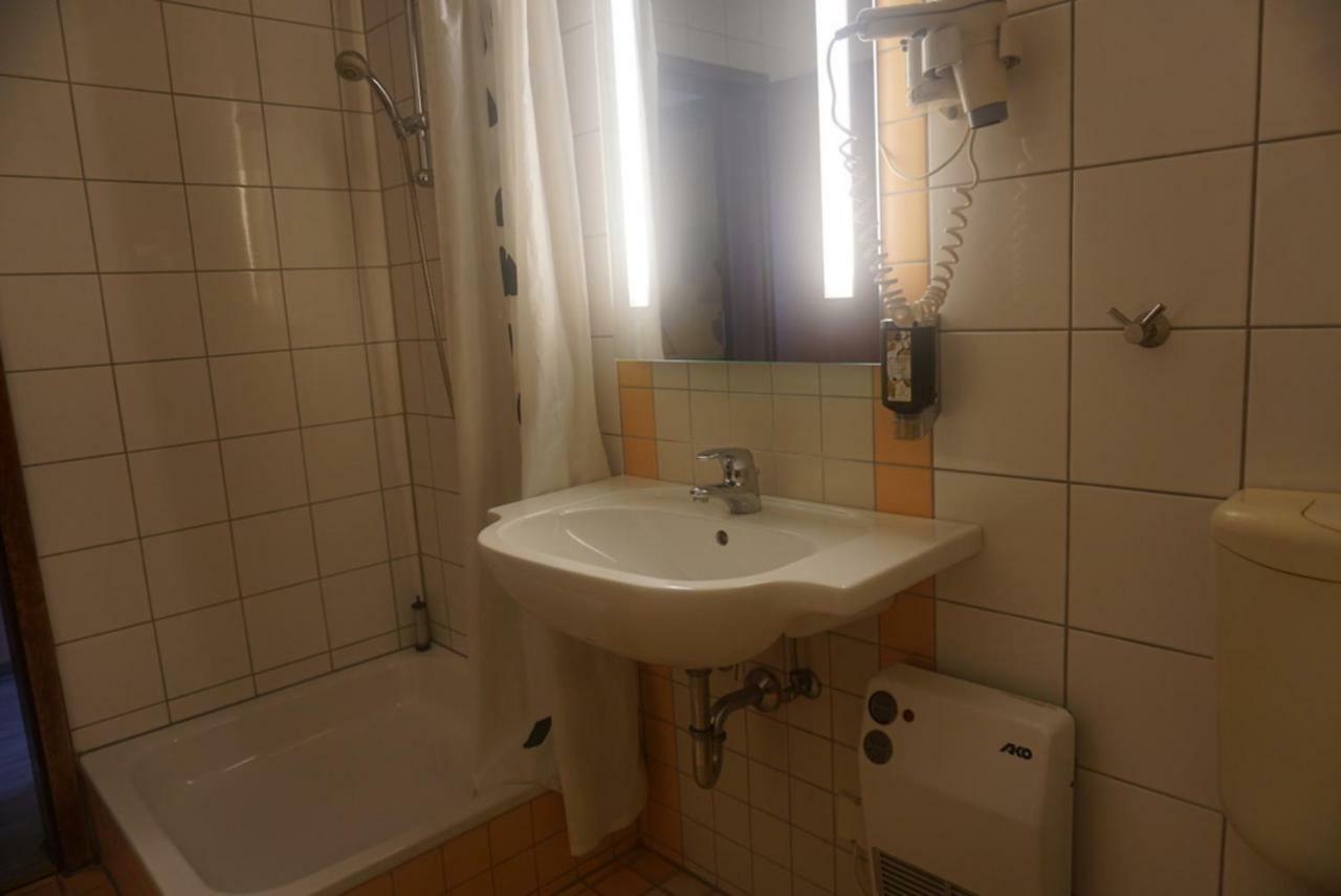 Hotel-Events Adlerpalast リュッセルスハイム エクステリア 写真